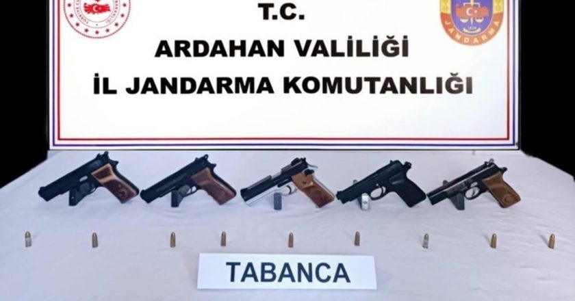 Ardahan’da bir araçta 5 ruhsatsız silah ele geçirildi – Son Dakika Türkiye Haberleri