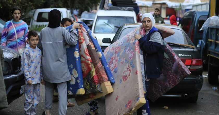 İsrail ile Hizbullah arasındaki ateşkesin ardından Lübnanlılar evlerine dönüyor