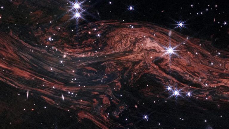 James Webb Uzay Teleskobu’ndan yeni keşif: süpernova ışığı kozmik tozu aydınlatıyor