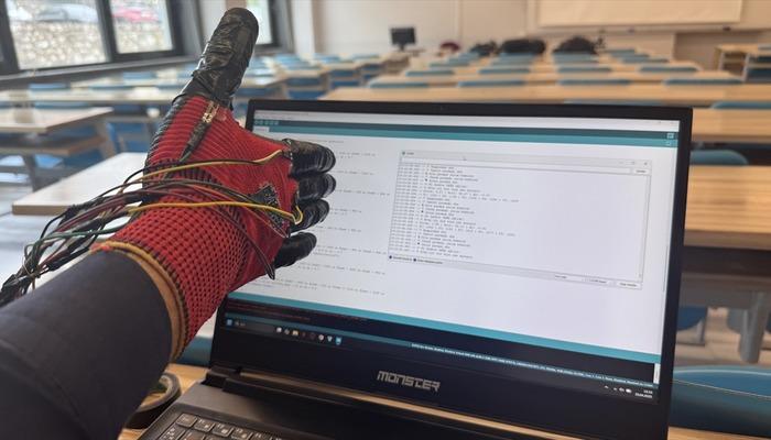 Üniversite öğrencileri işitme problemleri olan bireyler için “akıllı iletişim eldiveni” geliştirdi