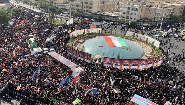 İsrail saldırılarında hayatını kaybeden İranlı yetkililer ve bilim adamları için kitlesel bir cenaze töreni yapıldı.