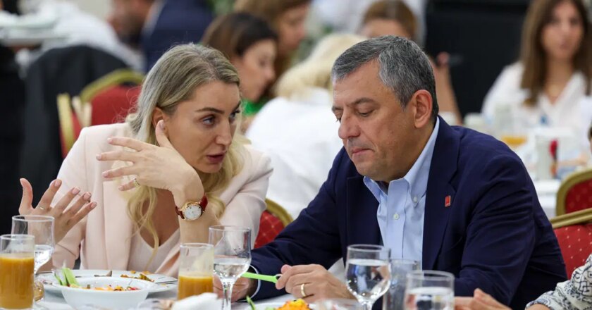 Özgür Özel, IMM’de tutuklananların akrabalarıyla tanıştı – siyasi haberleri kırdı