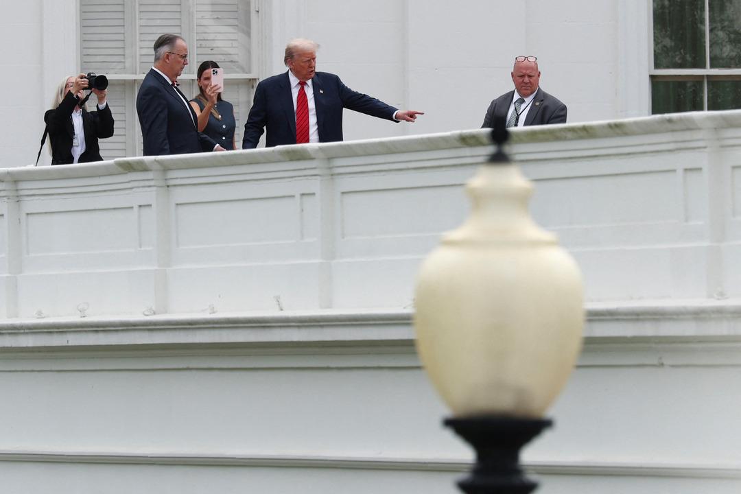Donald Trump Beyaz Saray'ın çatısında! Bu soruya 