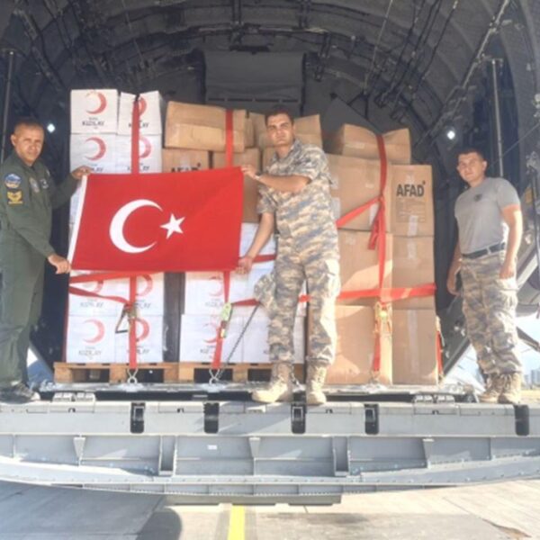 Türkiye Afganistan’a 25 ton insani yardım gönderdi