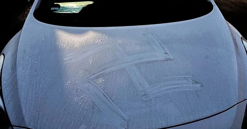 Almanya’da arabaların üzerine kanlı gamalı haç çizen şüpheli yakalandı