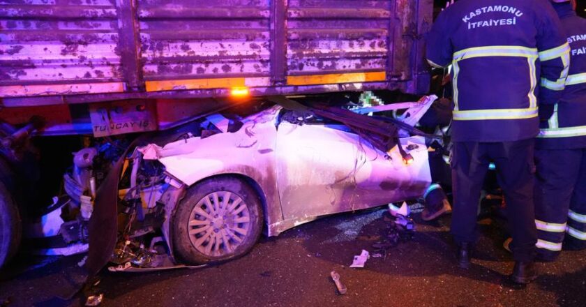 Kastamonu’da TIR ile çarpışan otomobilde 1 ölü, 2 yaralı